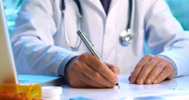 Un médecin prescrit un traitement à un patient présentant des parasites sous la peau