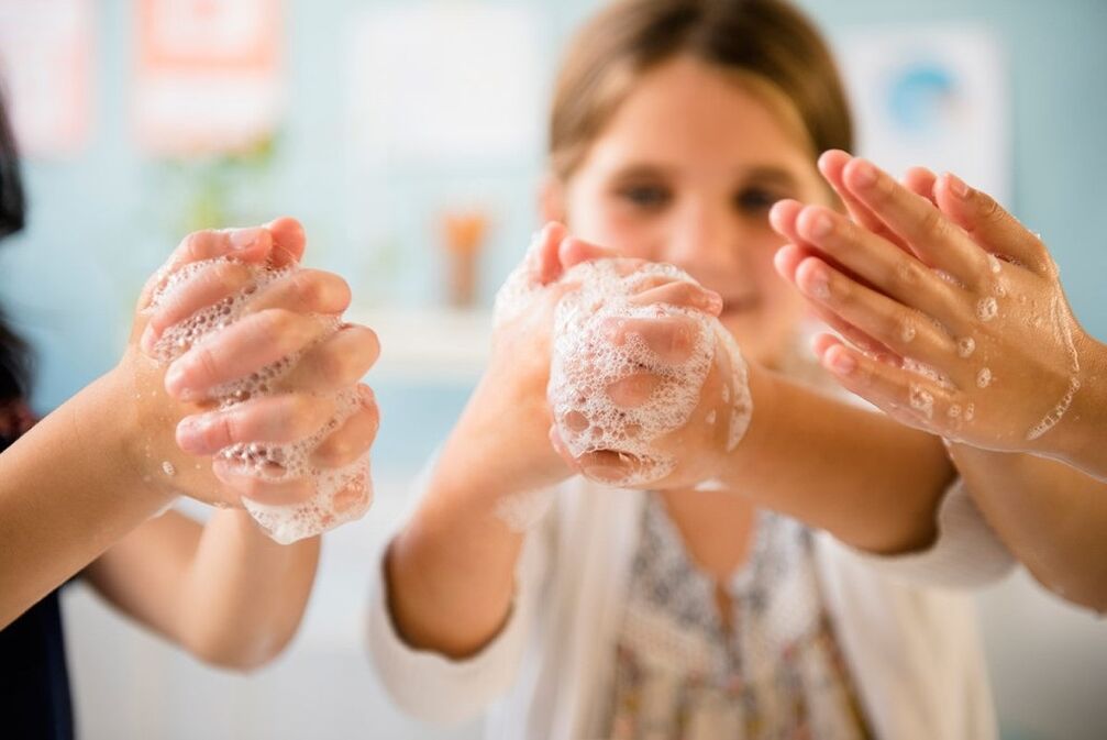se laver les mains pour prévenir l'infection par des vers
